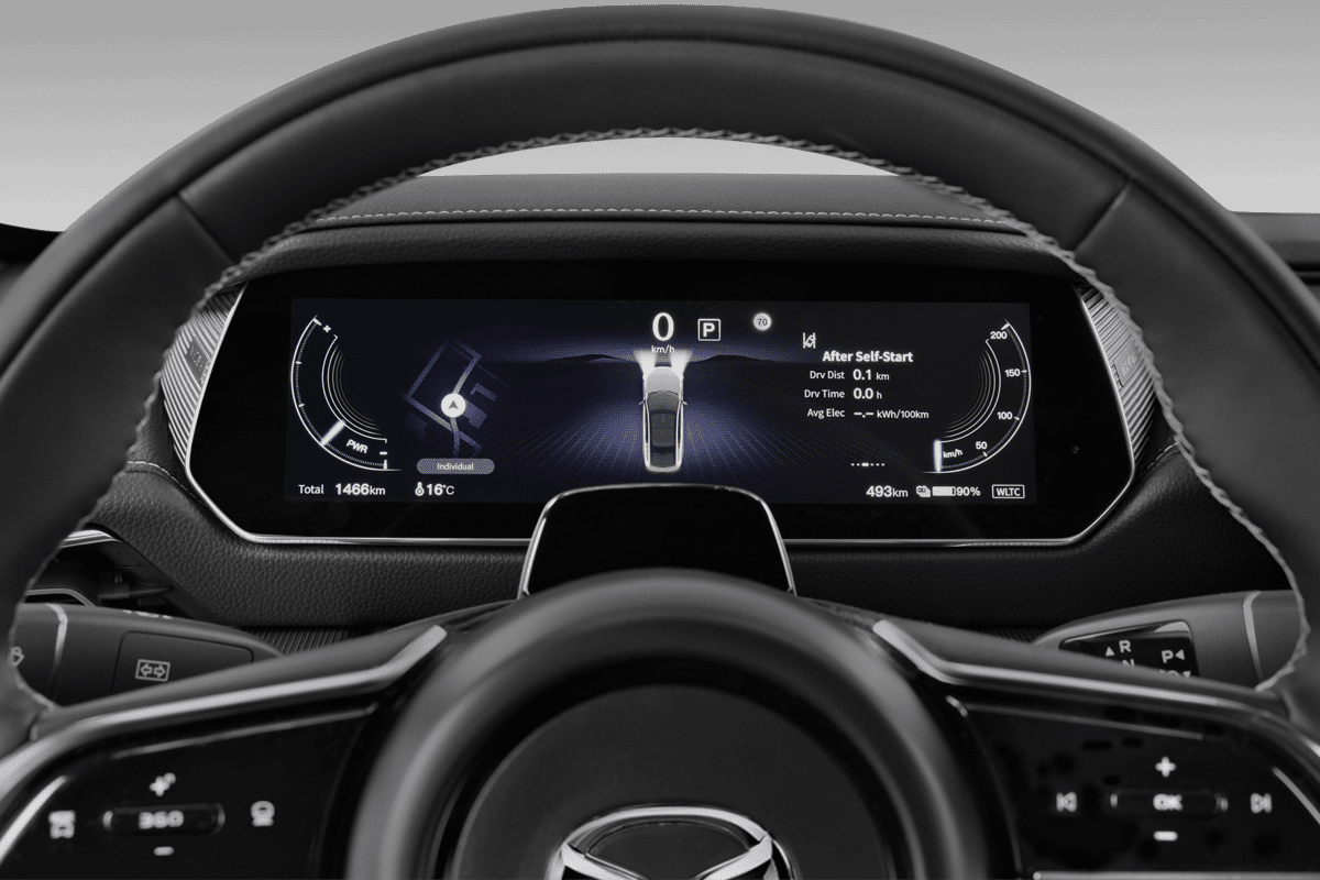 Kombiinstrument eines Mazda 6e (KI-generiert)