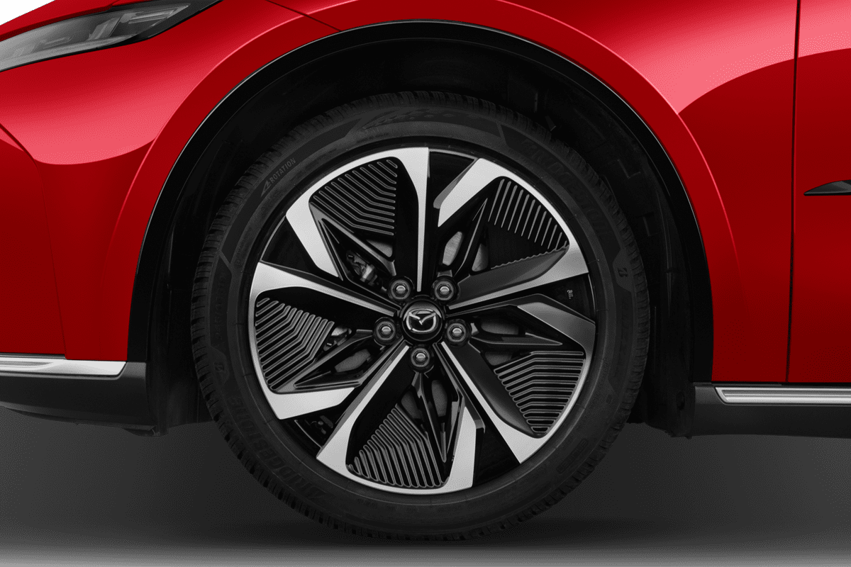 Radkappe oder Felge eines Mazda 6e (KI-generiert)