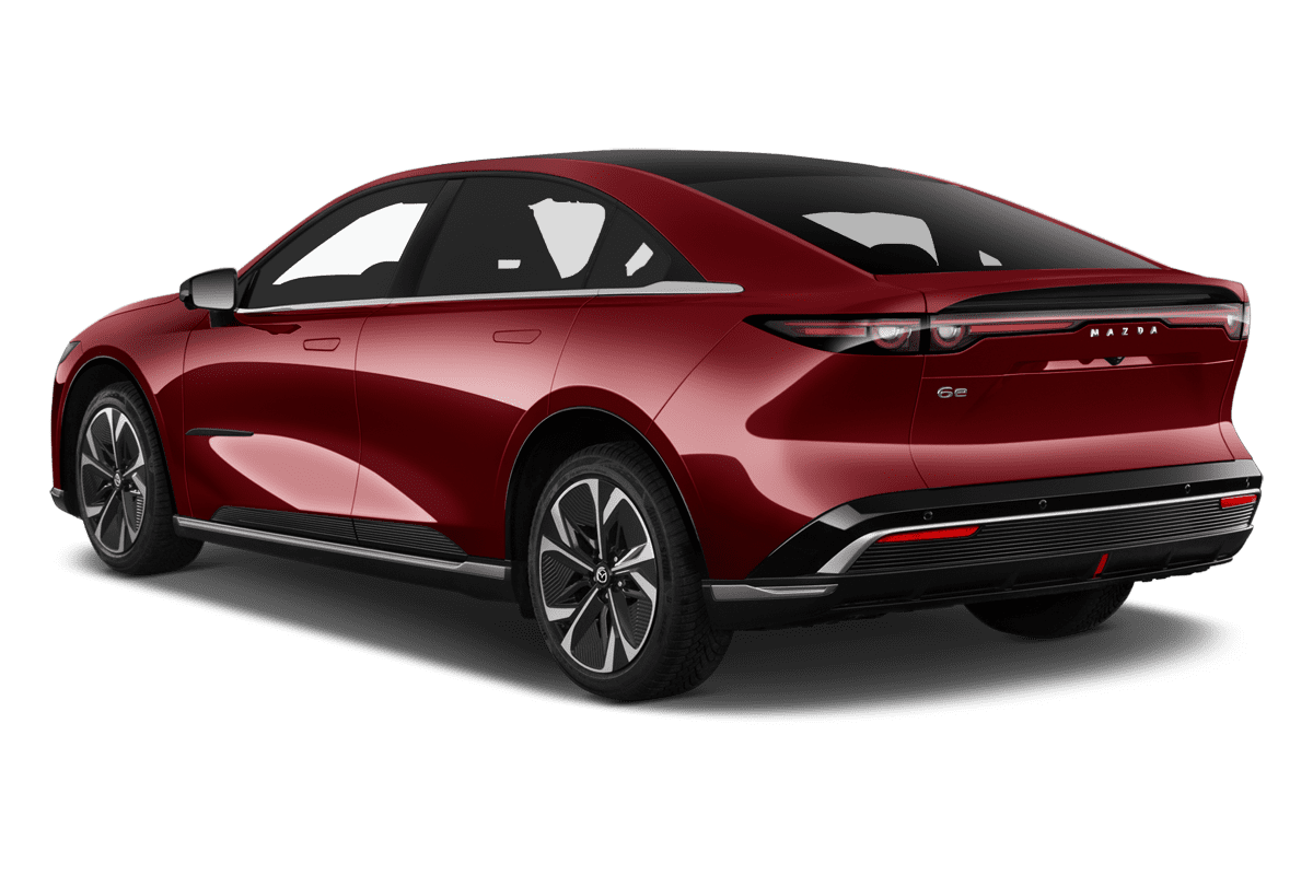 Schräge Heckansicht eines Mazda 6e, freigestellt