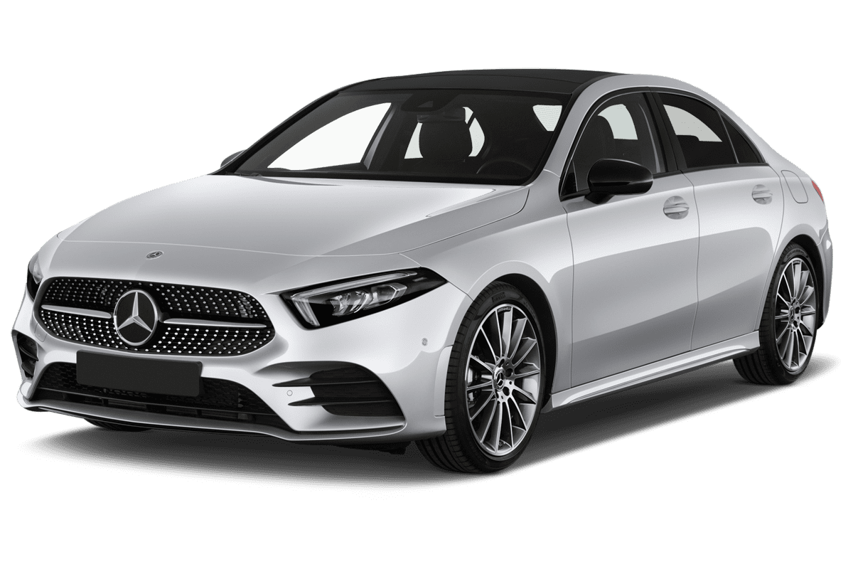 Schräge Frontansicht eines Mercedes A-Klasse Limousine Plug-in-Hybrid, freigestellt