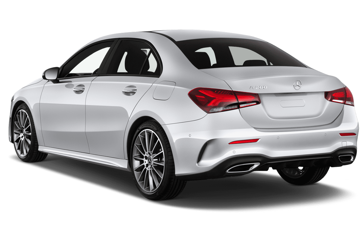 Schräge Heckansicht eines Mercedes A-Klasse Limousine Plug-in-Hybrid, freigestellt