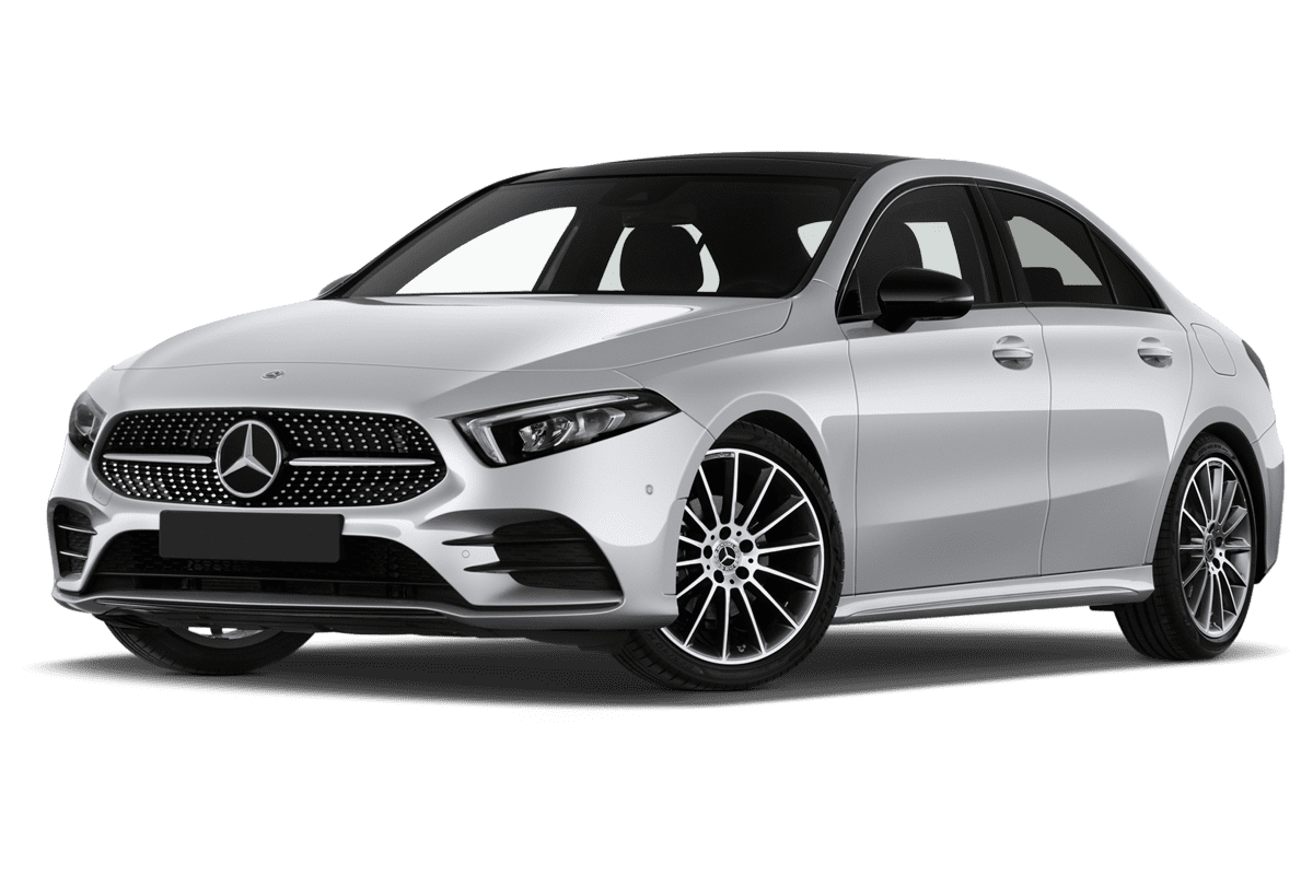 Tiefe, schräge Heckansicht eines Mercedes A-Klasse Limousine Plug-in-Hybrid, freigestellt