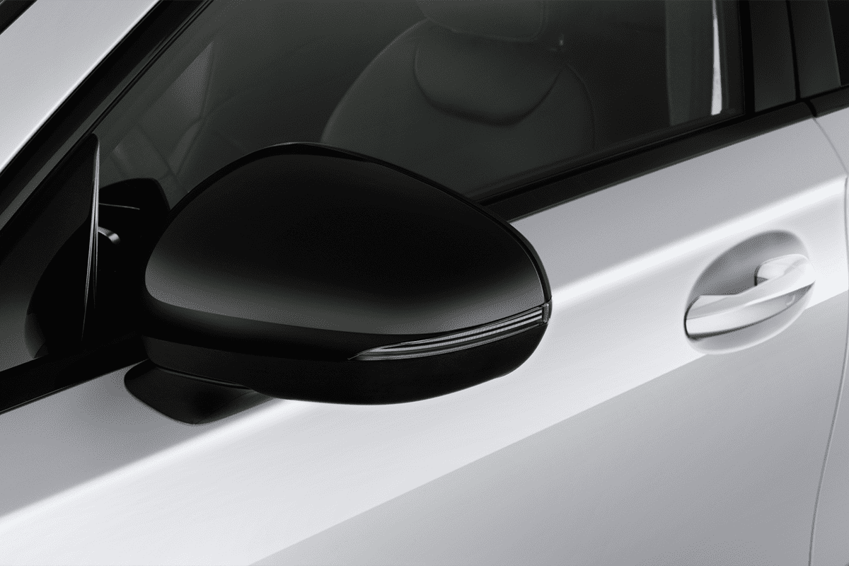 Rückspiegel eines Mercedes A-Klasse Limousine Plug-in-Hybrid