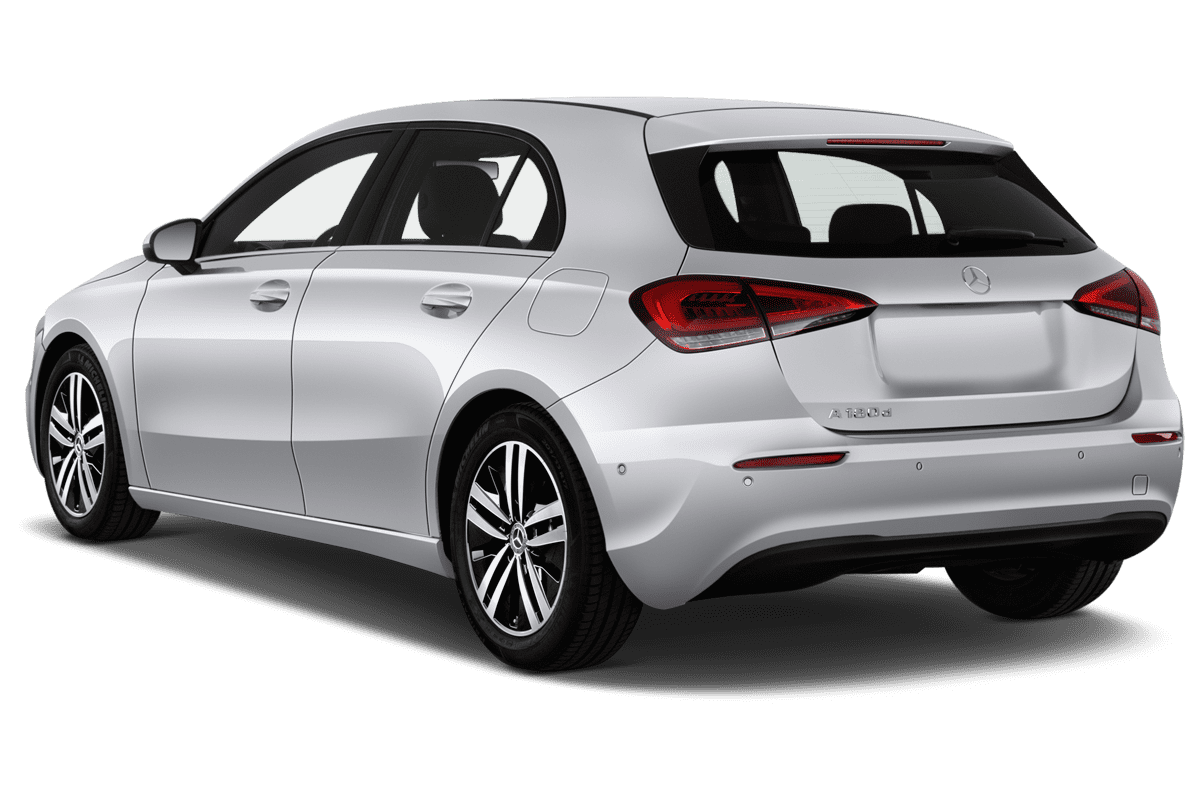 Schräge Heckansicht eines Mercedes A-Klasse Plug-in-Hybrid, freigestellt