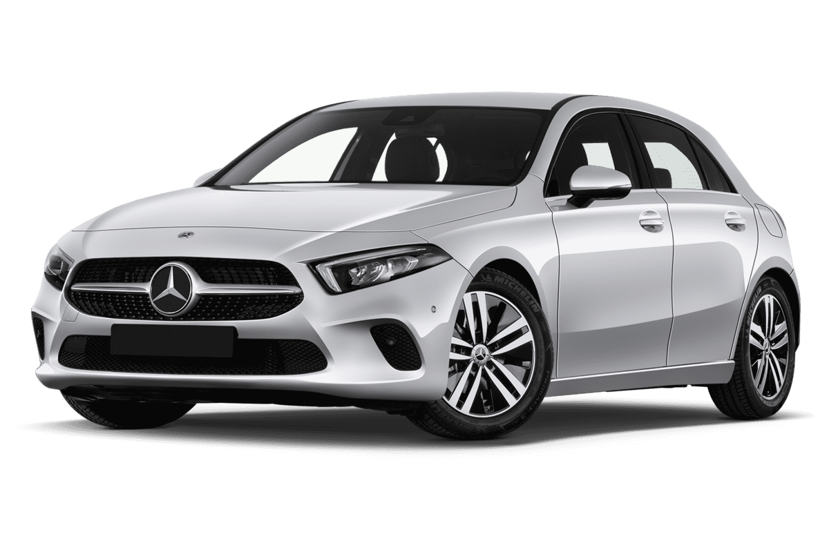 Tiefe, schräge Heckansicht eines Mercedes A-Klasse Plug-in-Hybrid, freigestellt