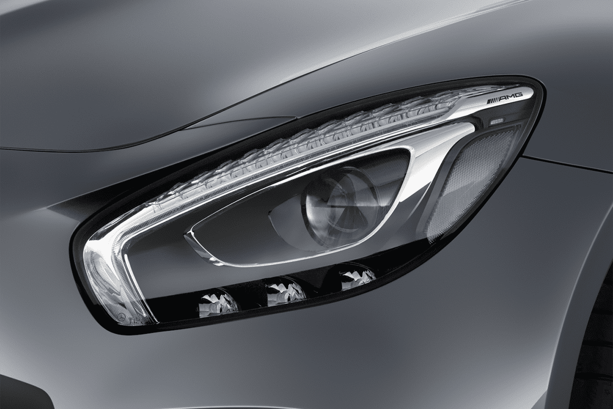 Frontscheinwerfer eines Mercedes AMG GT Roadster