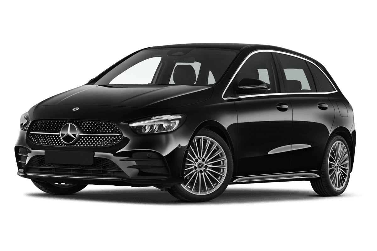 Tiefe, schräge Heckansicht eines Mercedes B-Klasse Sports Tourer Plug-In-Hybrid, freigestellt