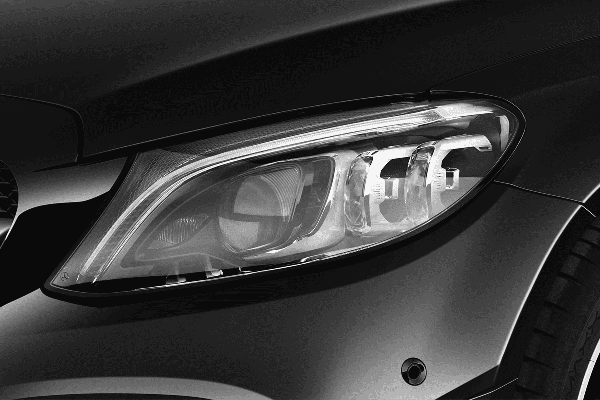 Frontscheinwerfer eines Mercedes C-Klasse Coupé