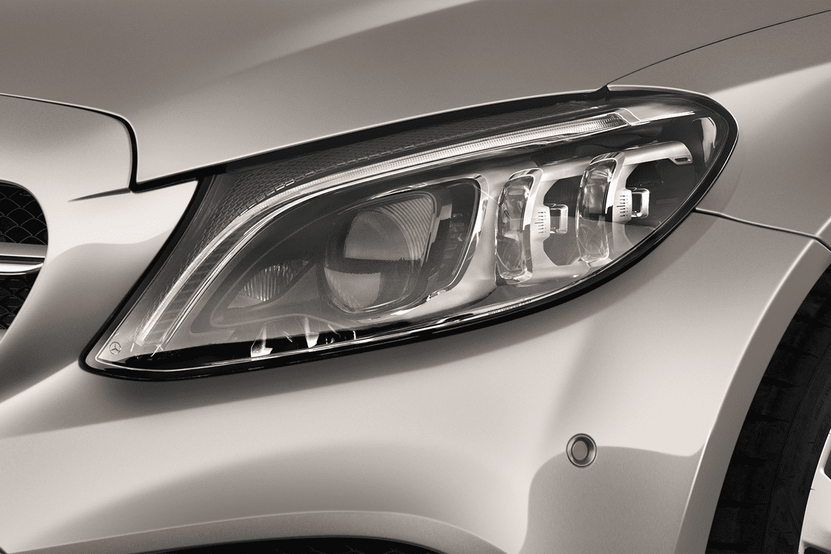 Frontscheinwerfer eines Mercedes C-Klasse Limousine Plug-in-Hybrid 