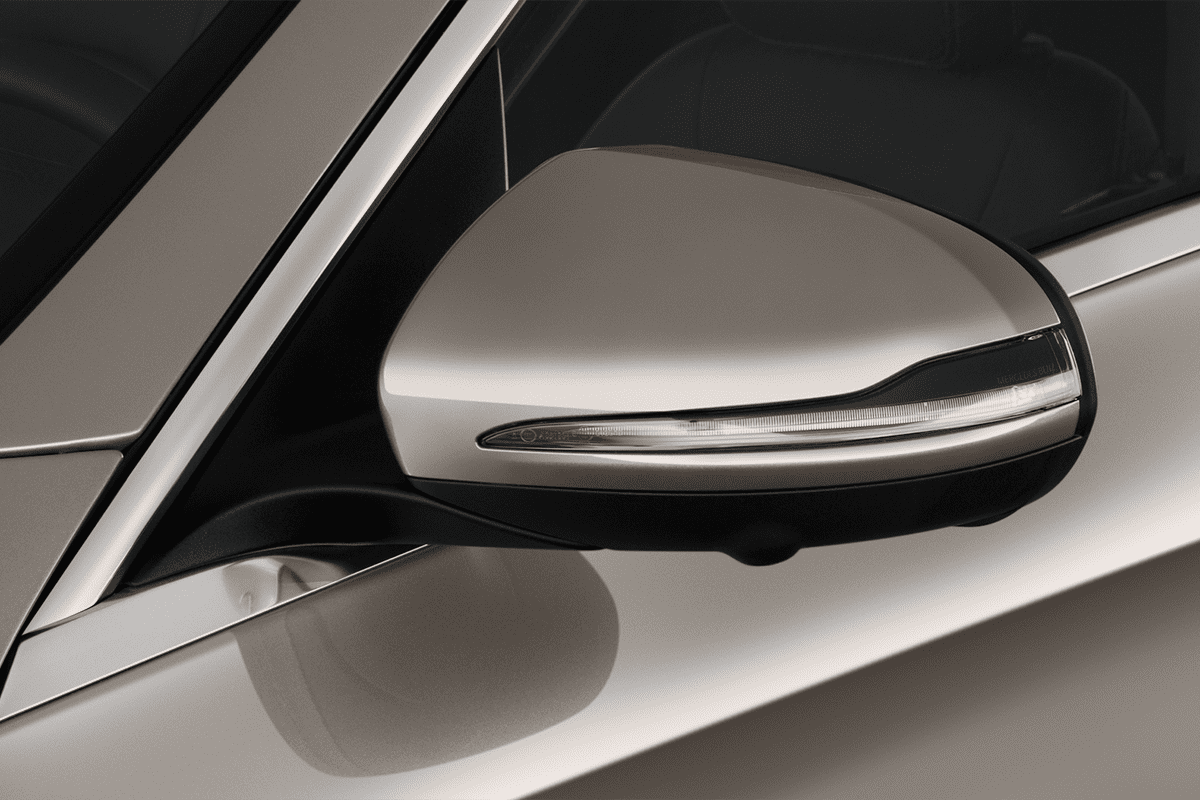Rückspiegel eines Mercedes C-Klasse Limousine Plug-in-Hybrid 