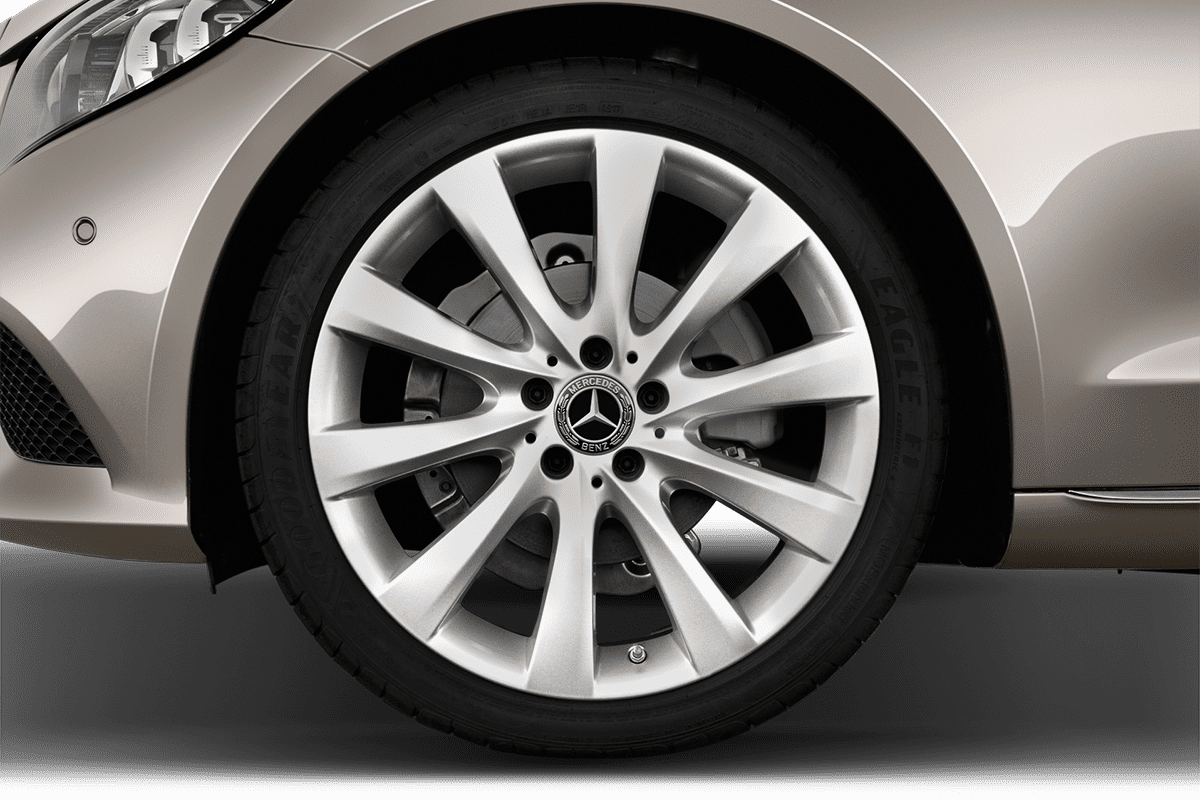 Radkappe oder Felge eines Mercedes C-Klasse Limousine Plug-in-Hybrid 