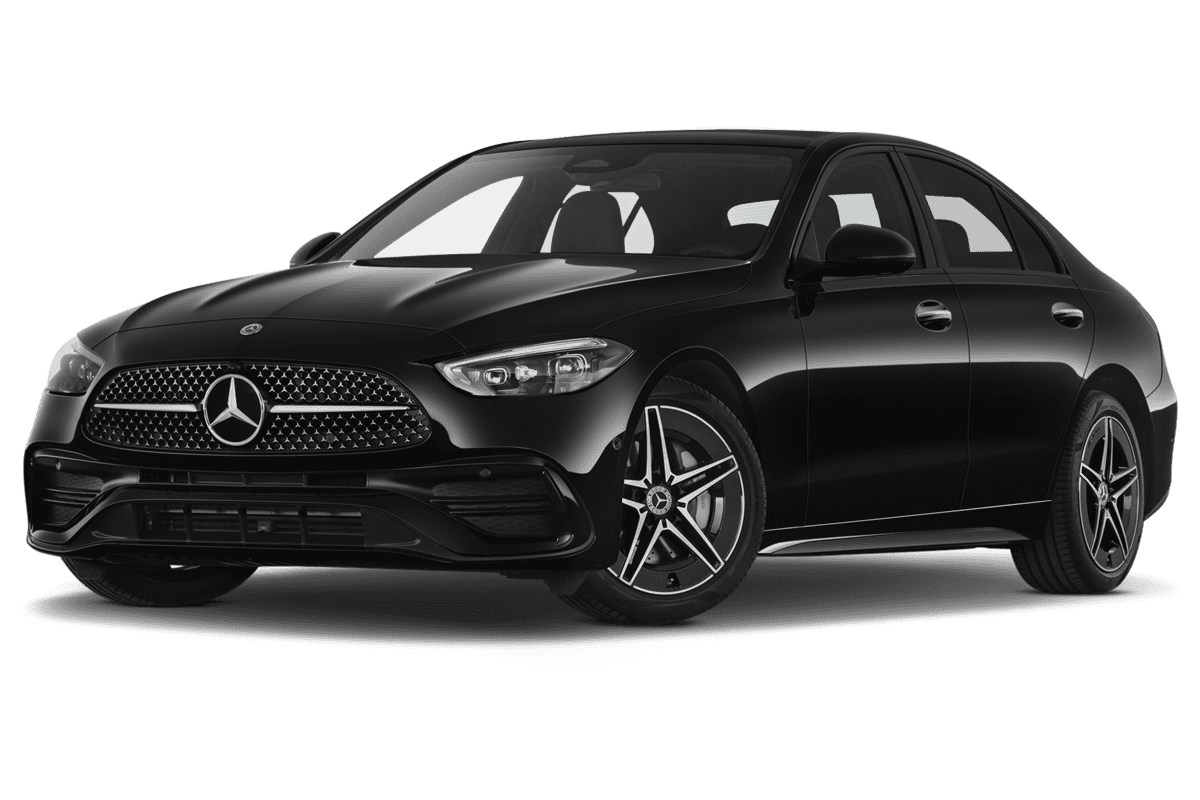 Tiefe, schräge Heckansicht eines Mercedes C-Klasse Limousine , freigestellt