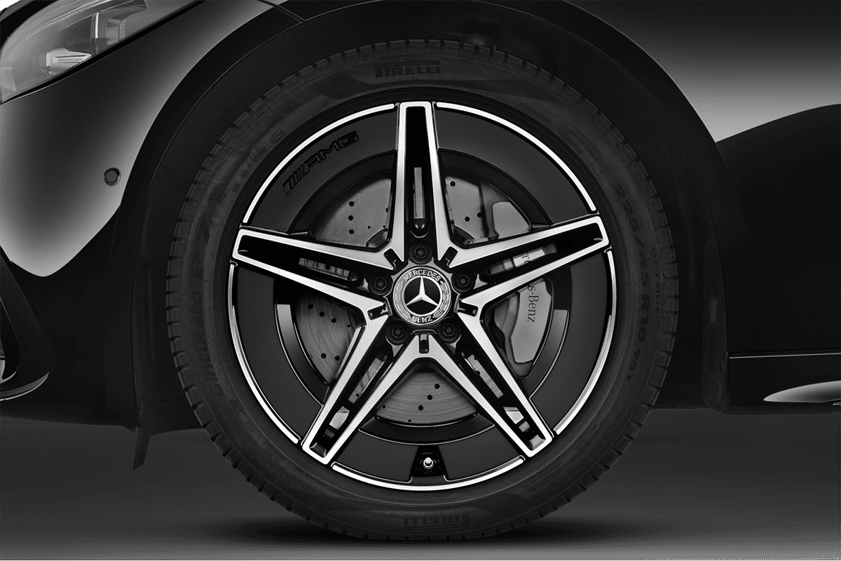 Radkappe oder Felge eines Mercedes C-Klasse Limousine 