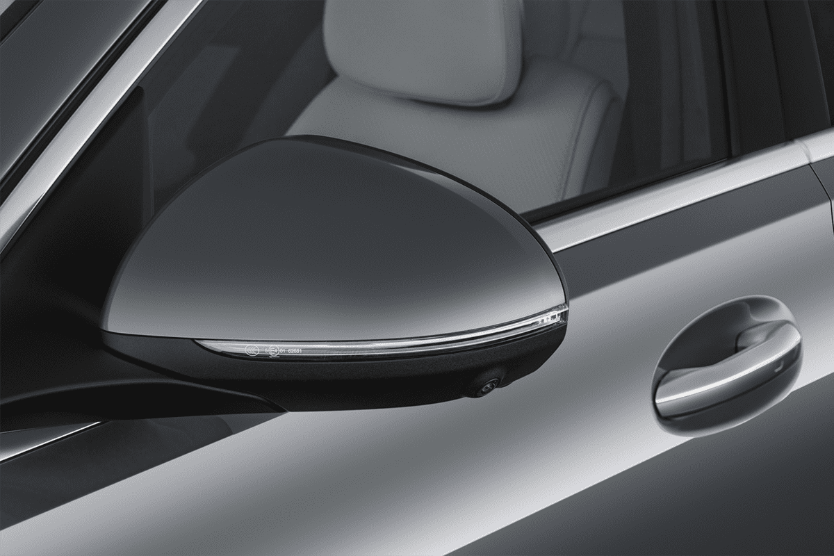 Rückspiegel eines Mercedes C-Klasse T-Modell 