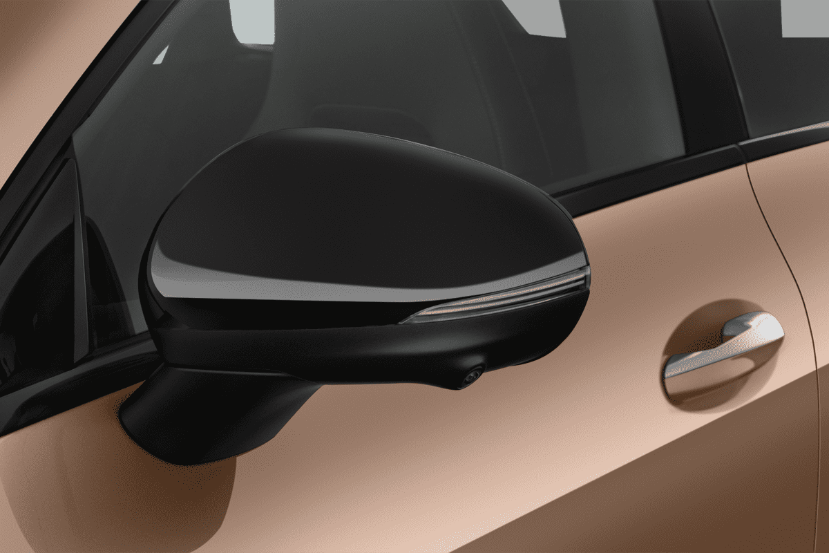 Rückspiegel eines Mercedes CLA Shooting Brake