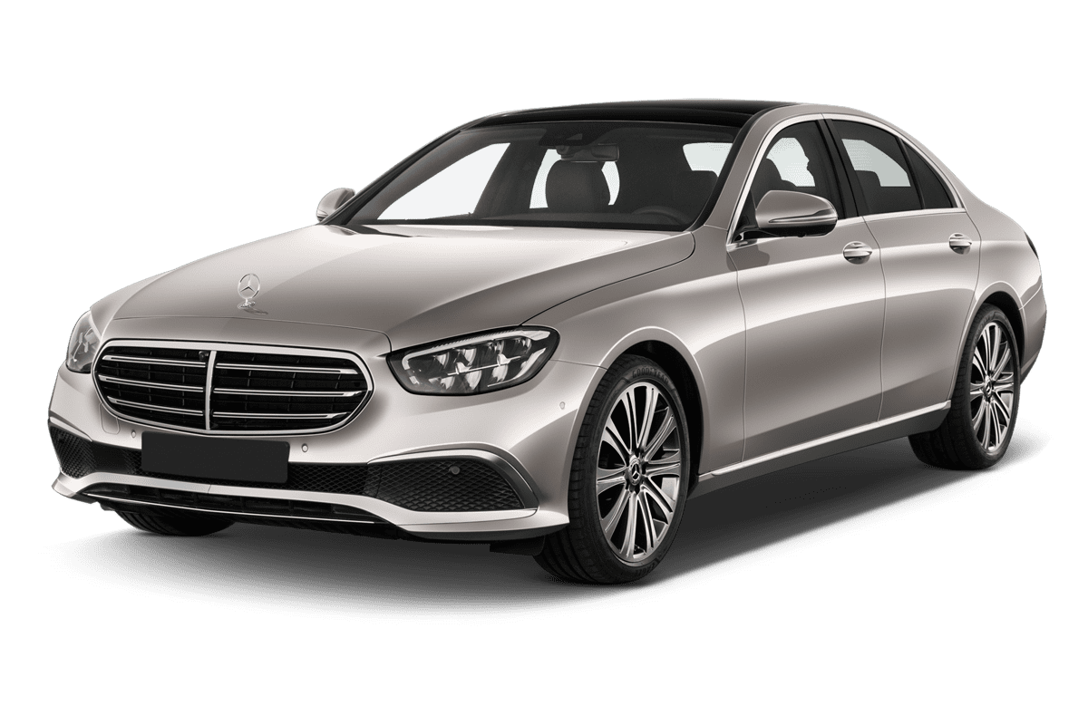 Schräge Frontansicht eines Mercedes E-Klasse Limousine Plug-in-Hybrid, freigestellt