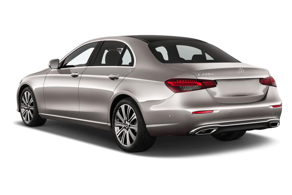 Schräge Heckansicht eines Mercedes E-Klasse Limousine Plug-in-Hybrid, freigestellt