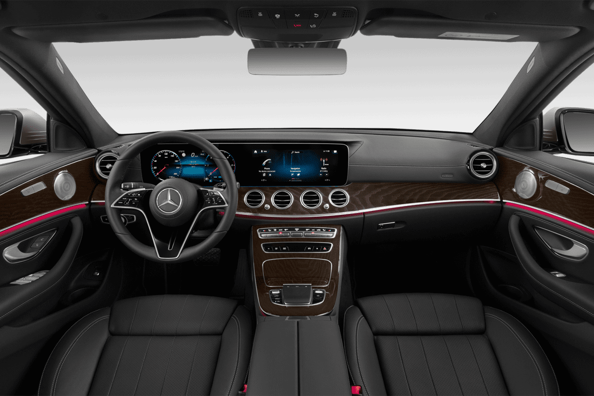 Armaturenbrett eines Mercedes E-Klasse Limousine Plug-in-Hybrid