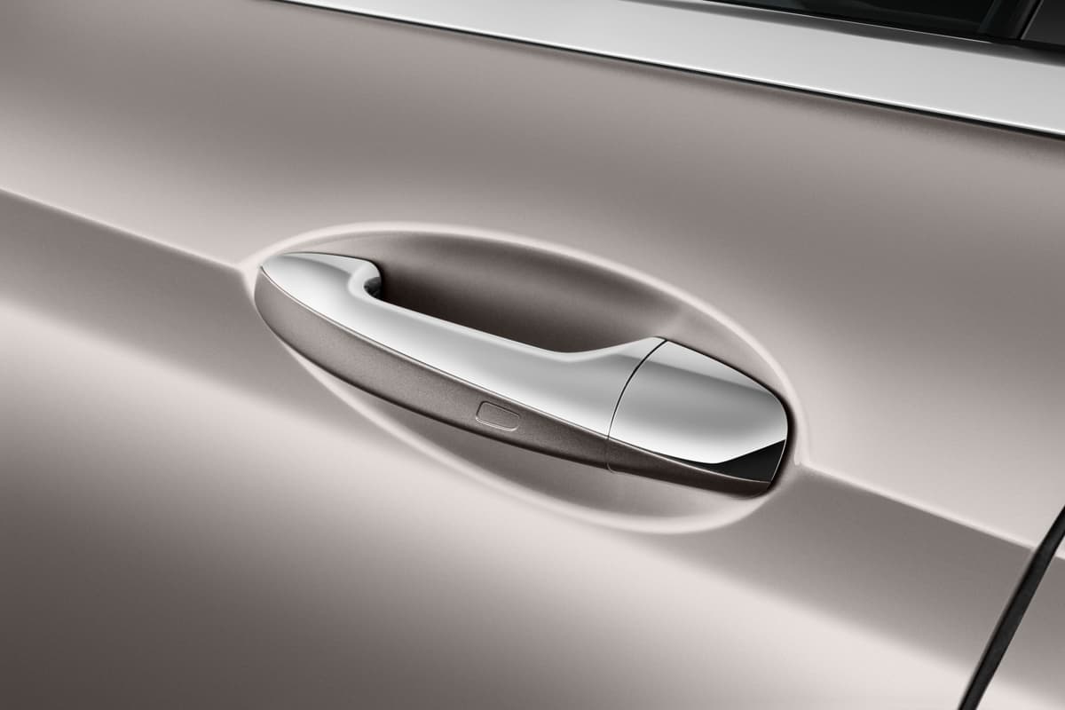 Türgriff eines Mercedes E-Klasse Limousine Plug-in-Hybrid