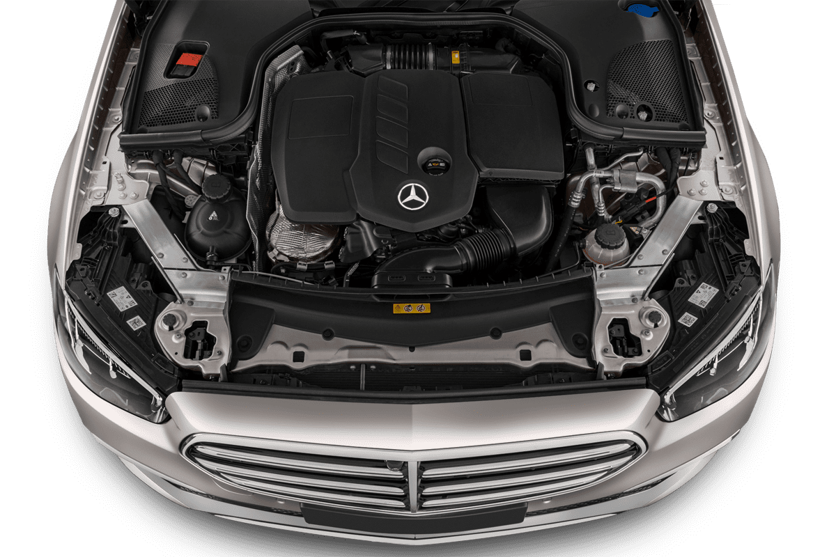 Motorraum eines Mercedes E-Klasse Limousine Plug-in-Hybrid