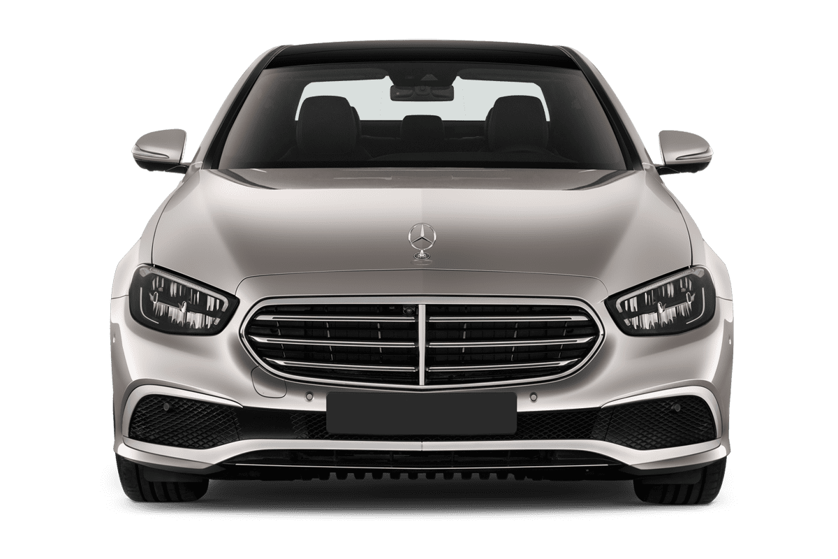 Frontansicht eines Mercedes E-Klasse Limousine Plug-in-Hybrid, freigestellt