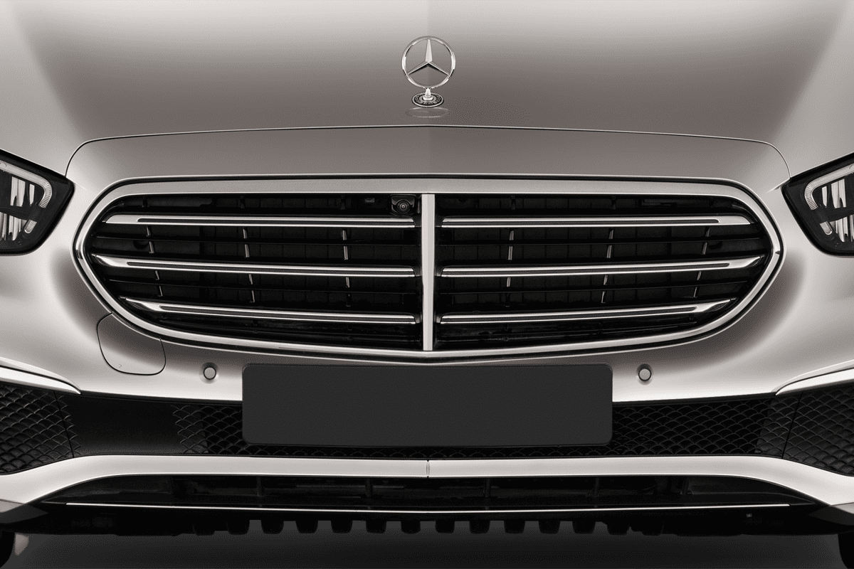 Kühlergrill eines Mercedes E-Klasse Limousine Plug-in-Hybrid
