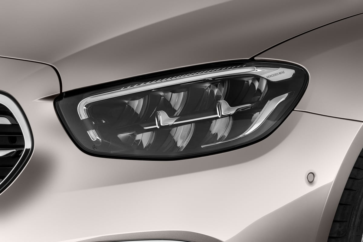 Frontscheinwerfer eines Mercedes E-Klasse Limousine Plug-in-Hybrid