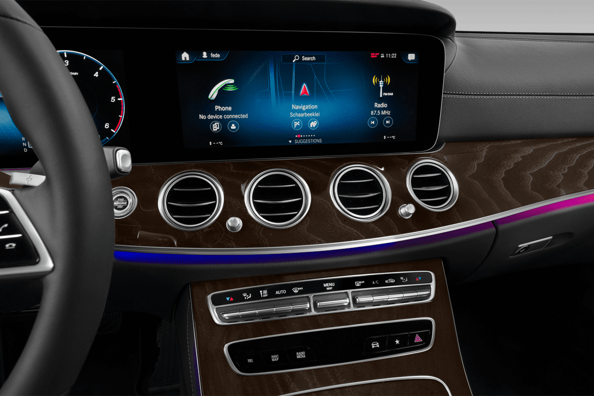 Mittelkonsole eines Mercedes E-Klasse Limousine Plug-in-Hybrid