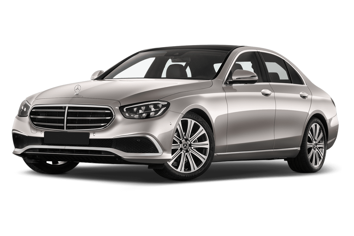 Tiefe, schräge Heckansicht eines Mercedes E-Klasse Limousine Plug-in-Hybrid, freigestellt