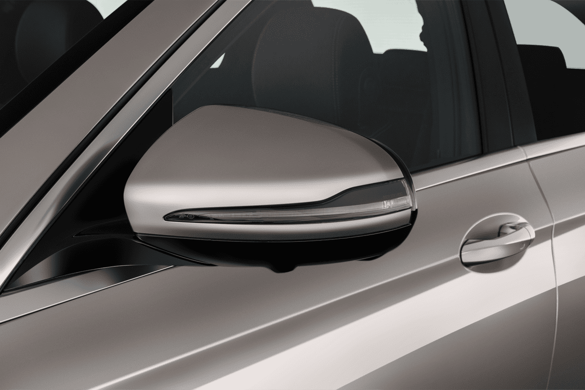 Rückspiegel eines Mercedes E-Klasse Limousine Plug-in-Hybrid