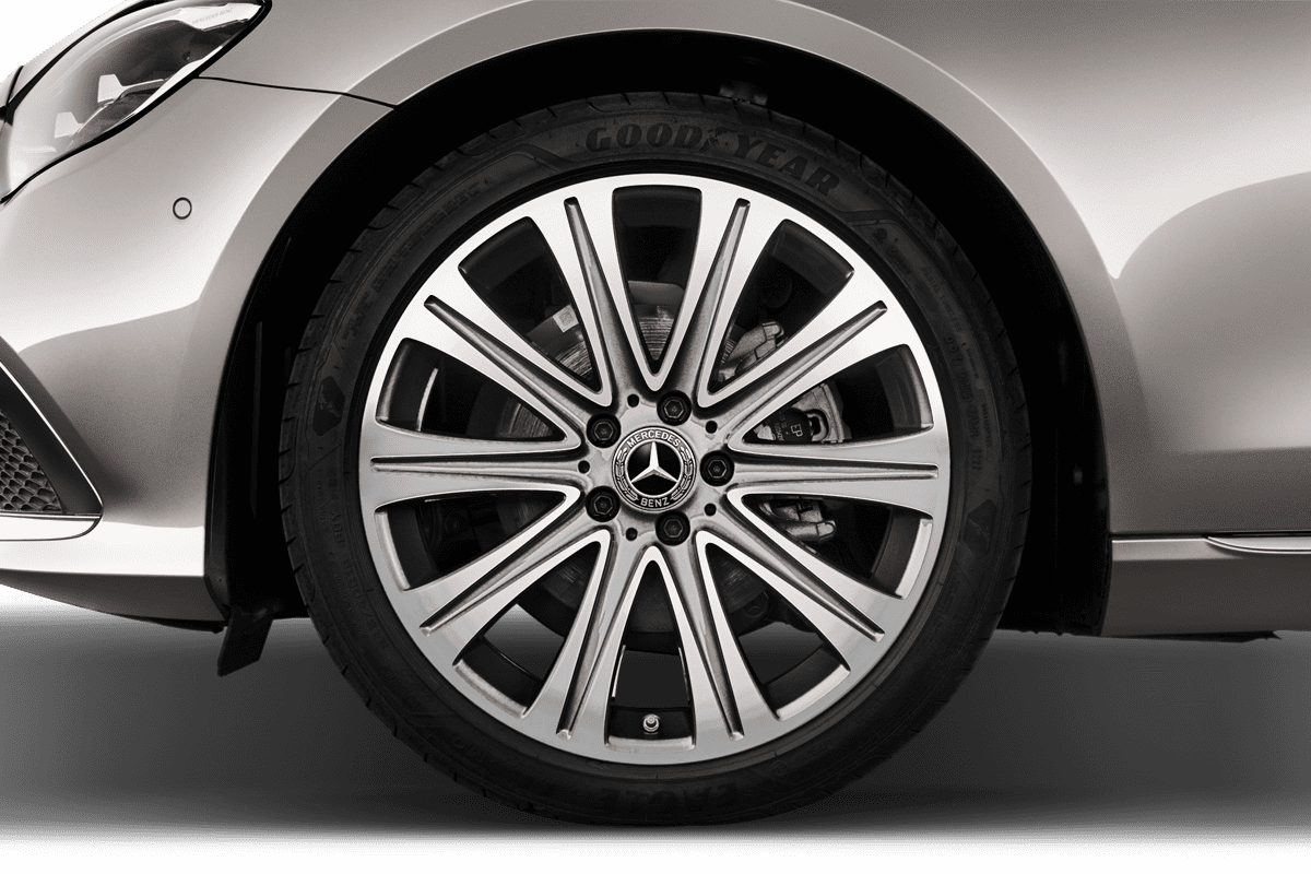 Radkappe oder Felge eines Mercedes E-Klasse Limousine Plug-in-Hybrid