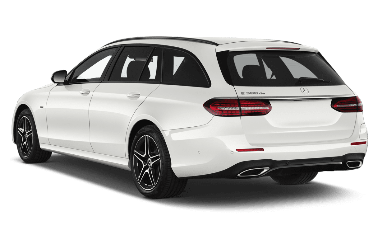 Schräge Heckansicht eines Mercedes E-Klasse T-Modell Plug-in-Hybrid, freigestellt