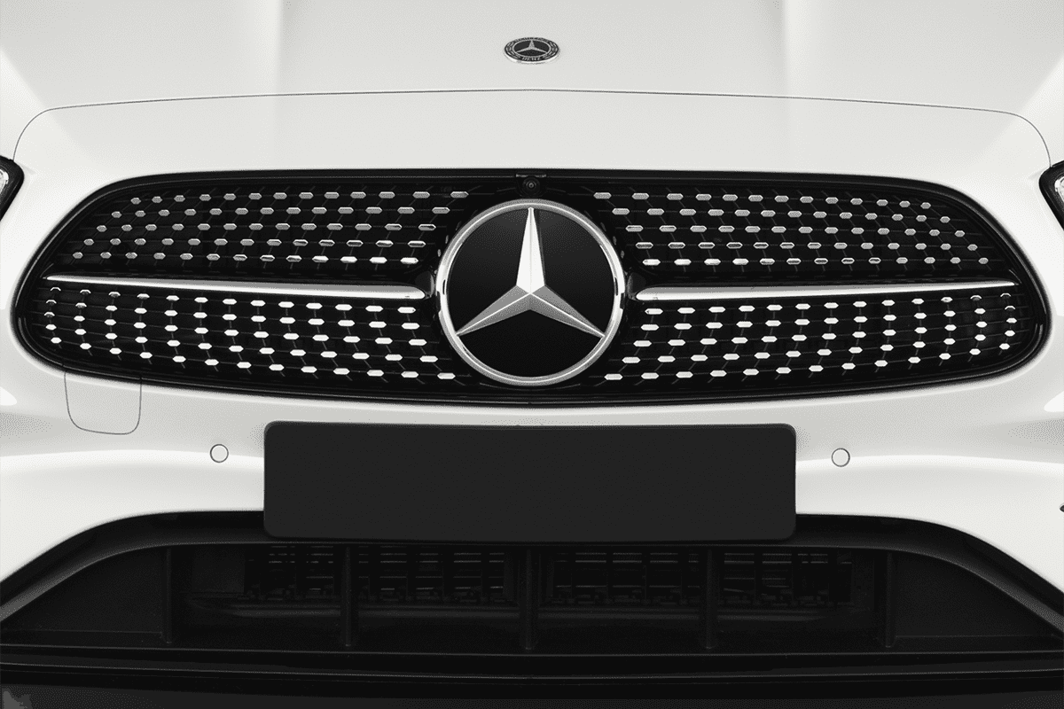 Kühlergrill eines Mercedes E-Klasse T-Modell Plug-in-Hybrid