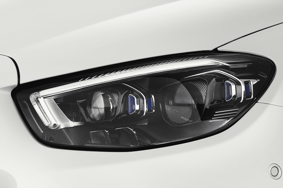 Frontscheinwerfer eines Mercedes E-Klasse T-Modell Plug-in-Hybrid