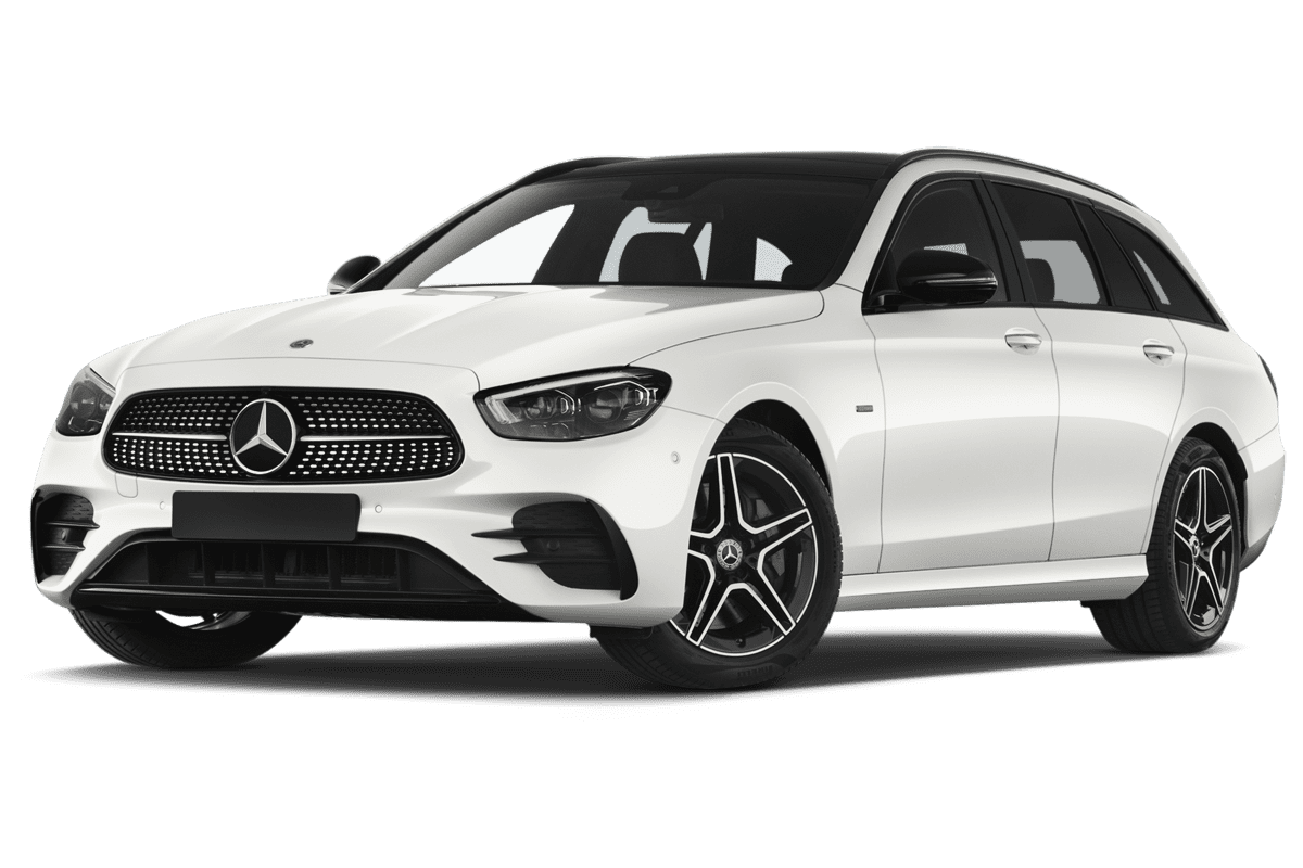 Tiefe, schräge Heckansicht eines Mercedes E-Klasse T-Modell Plug-in-Hybrid, freigestellt