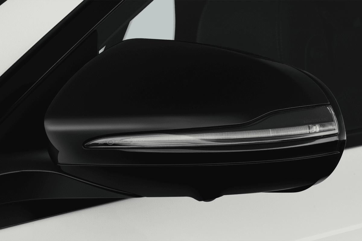 Rückspiegel eines Mercedes E-Klasse T-Modell Plug-in-Hybrid