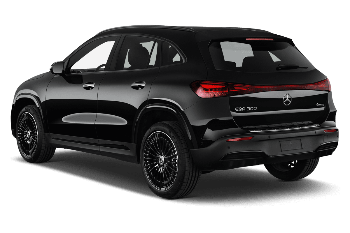 Schräge Heckansicht eines Mercedes EQA, freigestellt