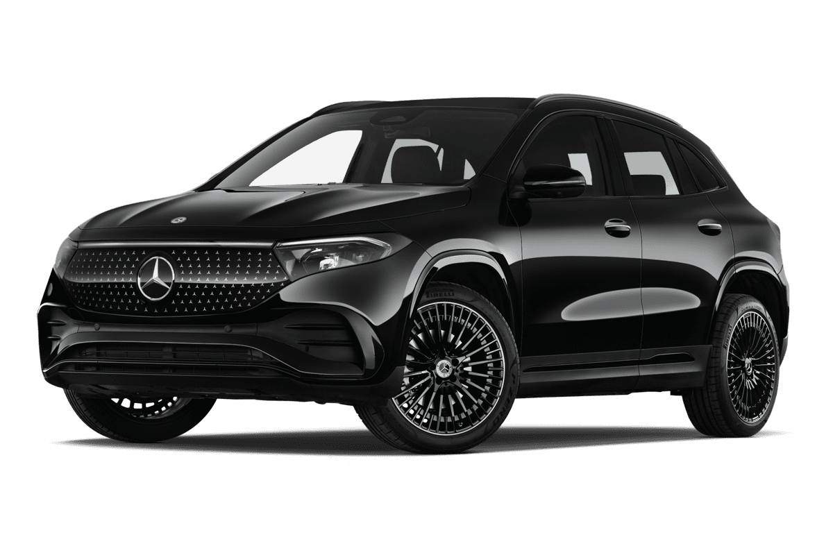 Tiefe, schräge Heckansicht eines Mercedes EQA, freigestellt