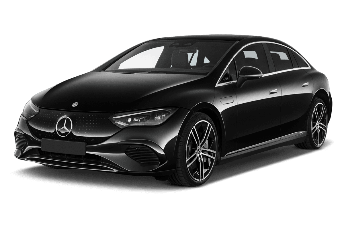 Schräge Frontansicht eines Mercedes EQE, freigestellt