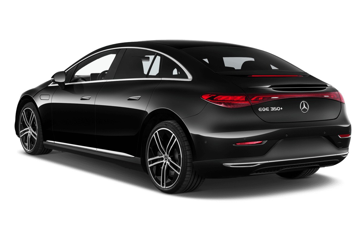 Schräge Heckansicht eines Mercedes EQE, freigestellt