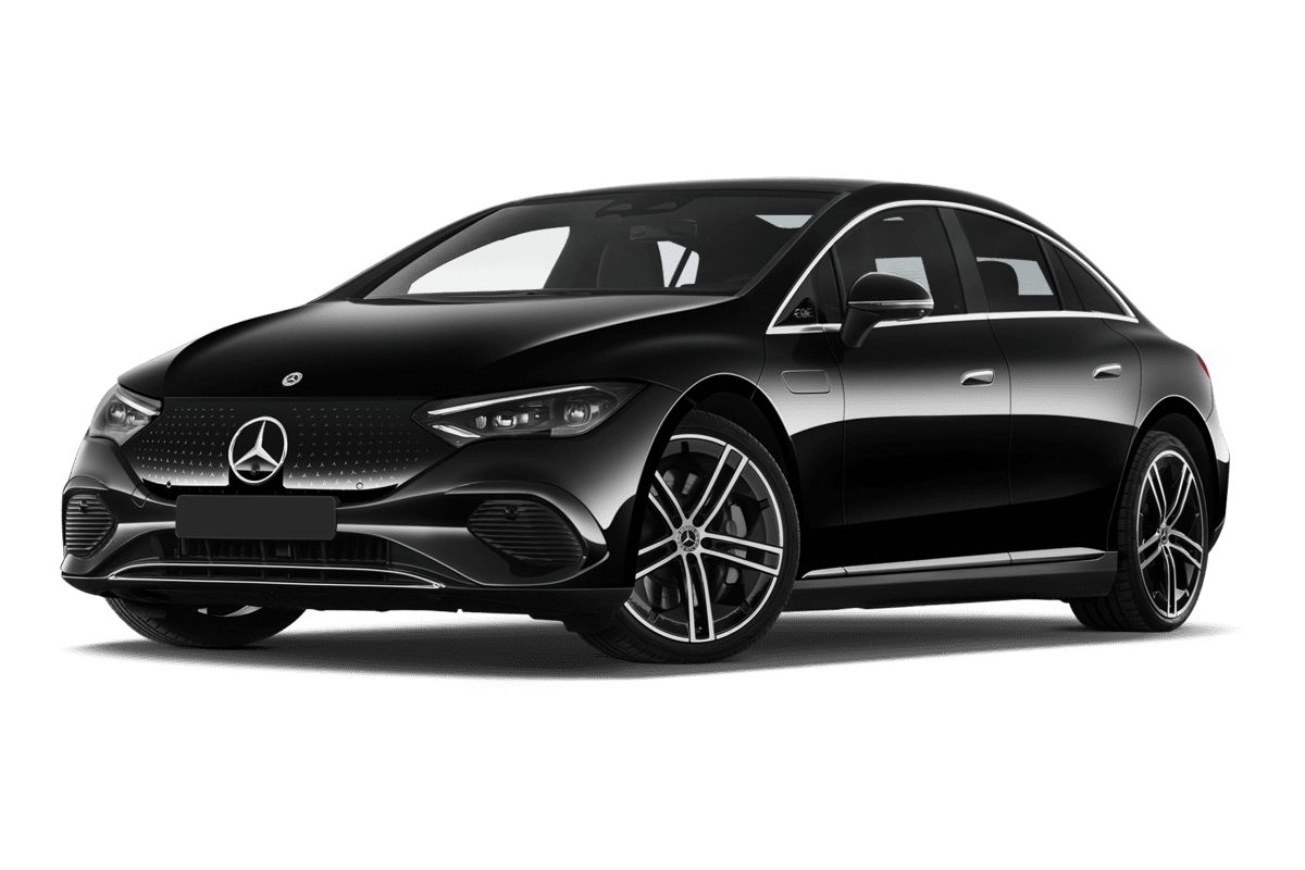 Tiefe, schräge Heckansicht eines Mercedes EQE, freigestellt