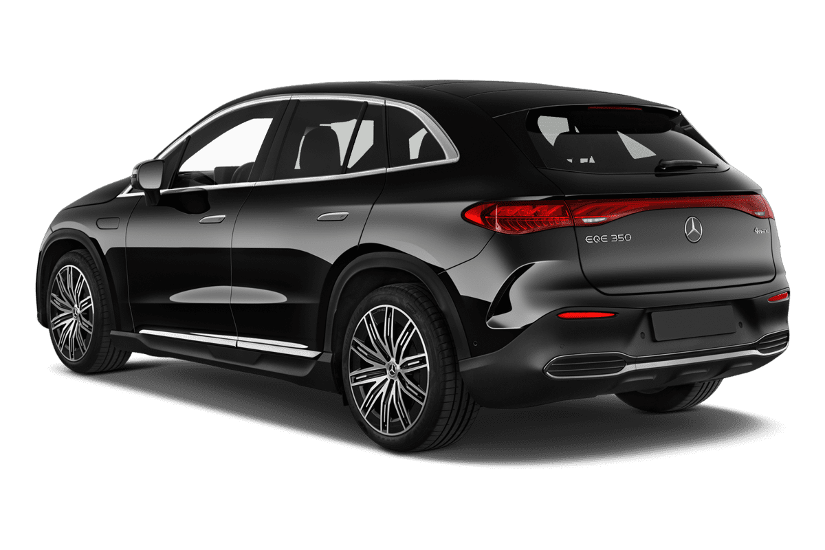 Schräge Heckansicht eines Mercedes EQE SUV, freigestellt