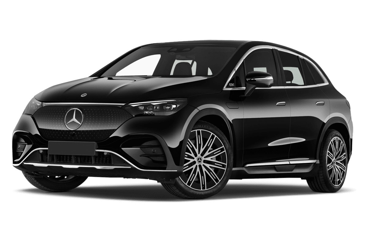 Tiefe, schräge Heckansicht eines Mercedes EQE SUV, freigestellt