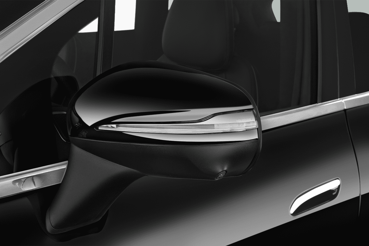 Rückspiegel eines Mercedes EQE SUV