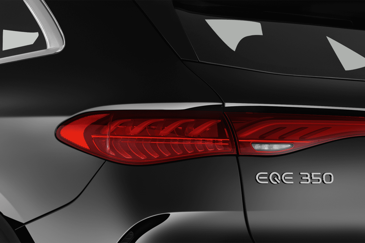 Heckleuchten eines Mercedes EQE SUV