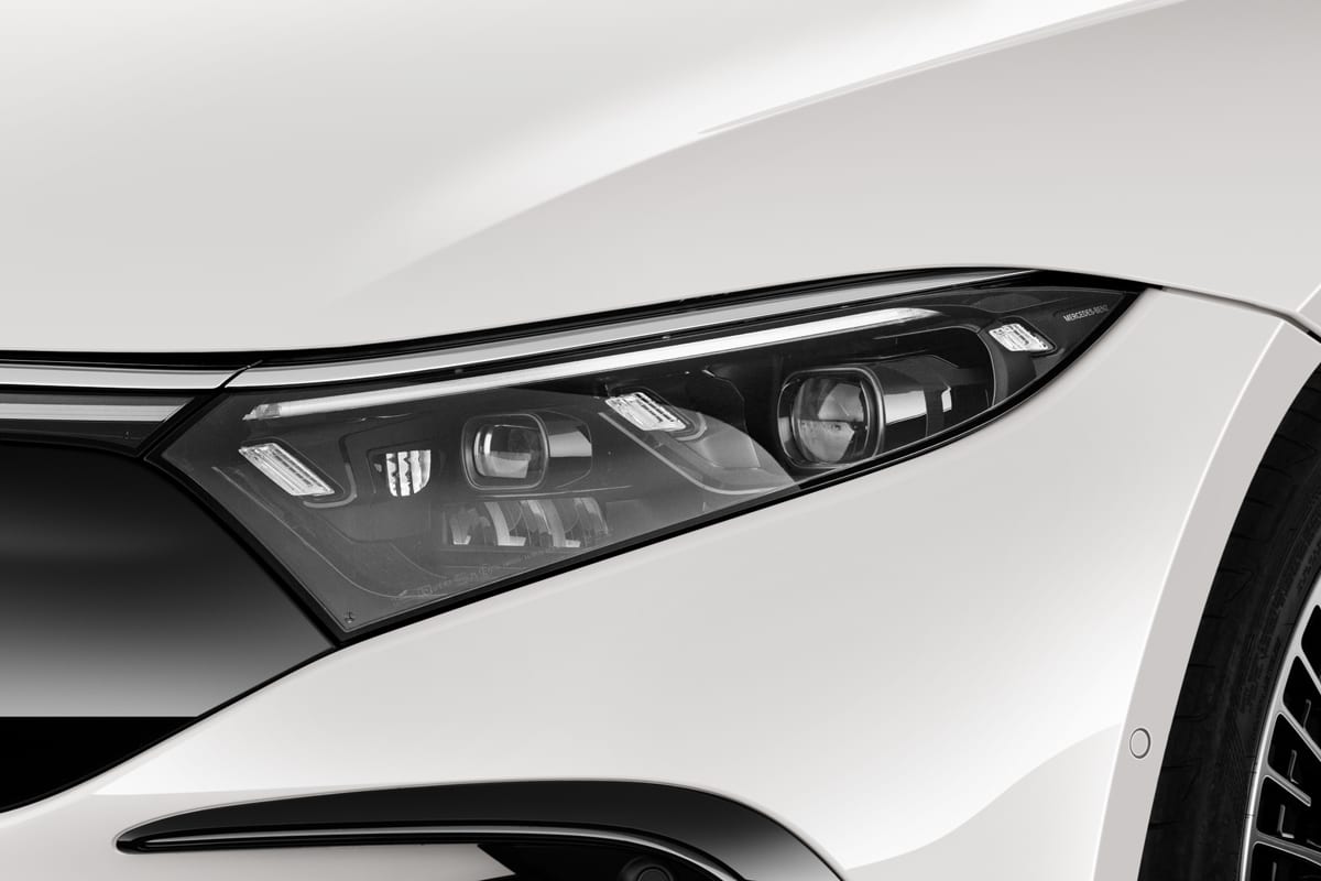 Frontscheinwerfer eines Mercedes EQS