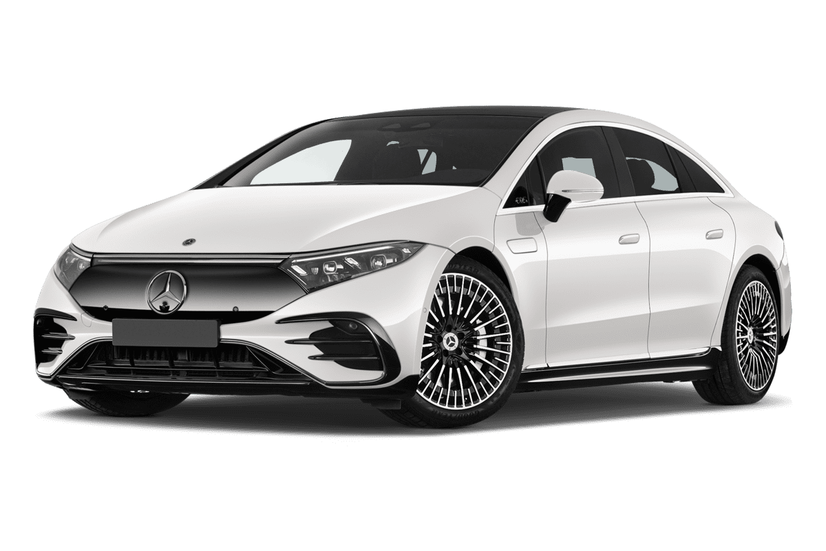 Tiefe, schräge Heckansicht eines Mercedes EQS, freigestellt