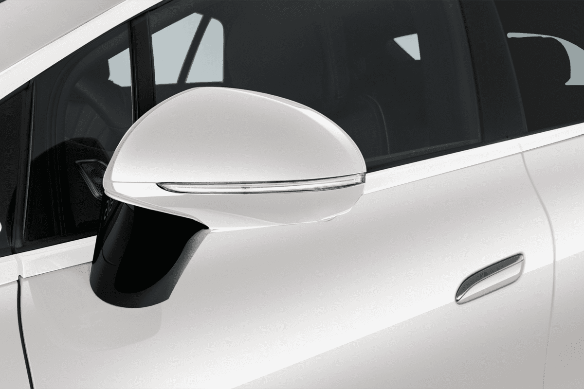 Rückspiegel eines Mercedes EQS
