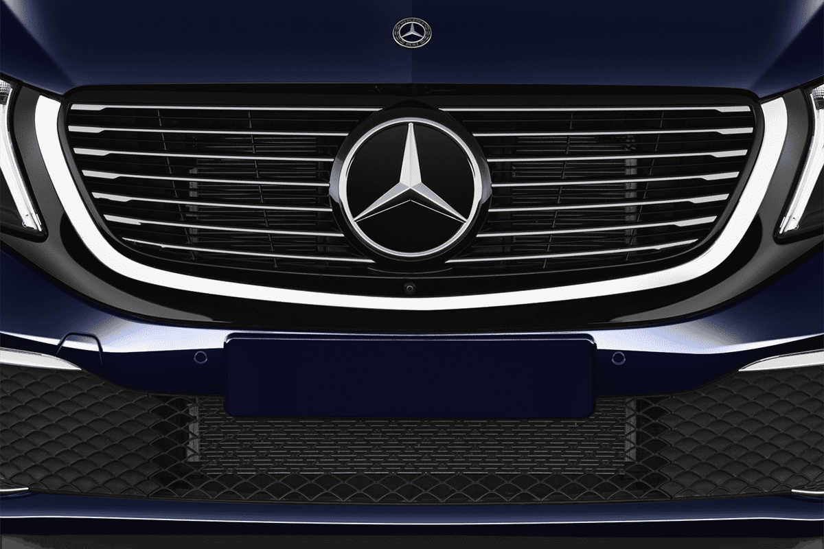 Kühlergrill eines Mercedes EQV