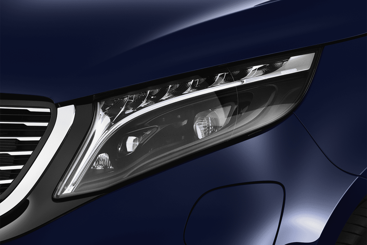 Frontscheinwerfer eines Mercedes EQV